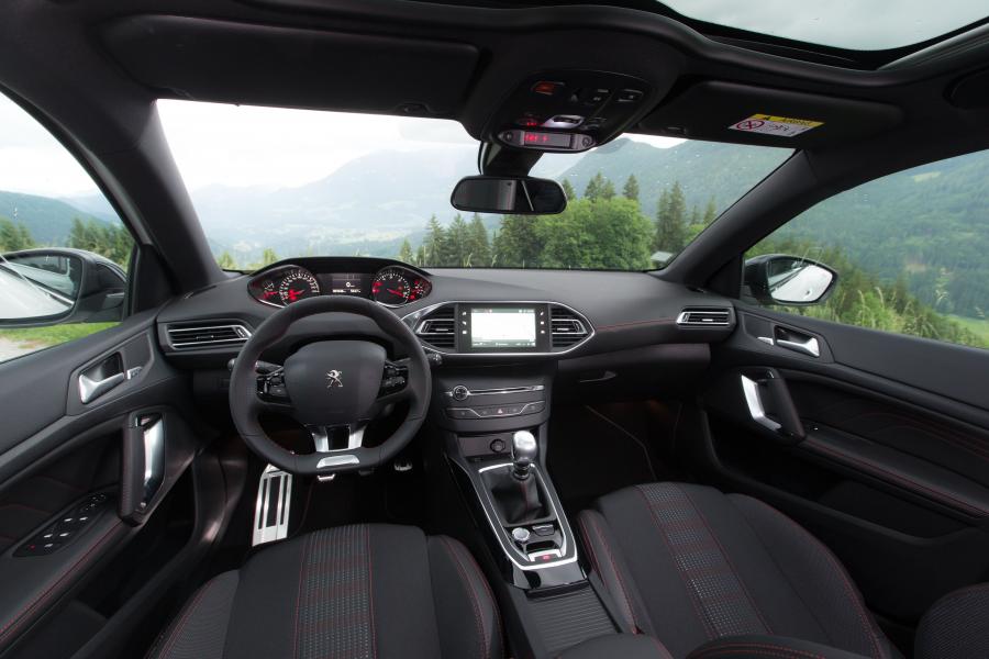 Торпедо Peugeot 308 GT Line 2017 года  (WW) (фото 12 из 45)